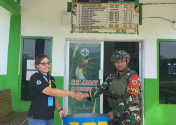 Jaga Kebersihan Distrik Aifat Utara, Satgas Yonif 762/VYS Bagikan Tempat Sampah