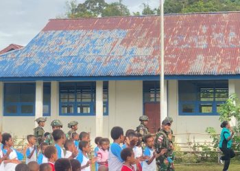 Bangkitkan Semangat Sebelum Belajar, Satgas Yonif 762/VYS Ajak Para Murid Lakukan Senam Pagi