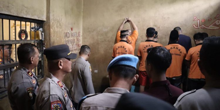 Cek Ruang Tahanan, Plh Kapolres Tulang Bawang Barat Tekankan Jaga Kebersihan dan Kesehatan