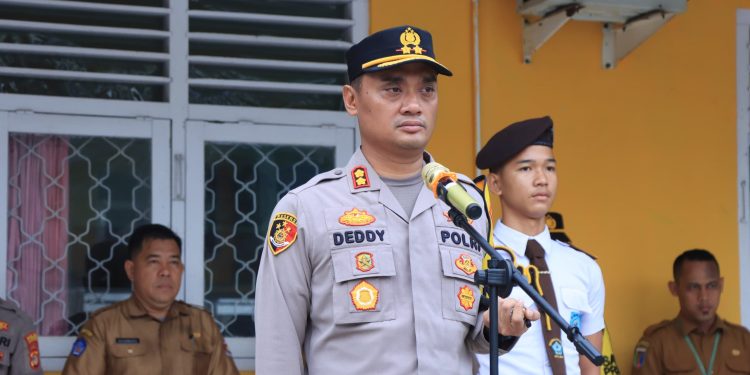 Sabet Juara Umum Piala Bergilir Lomba Gema Islami se-Provinsi Lampung, Kapolres Lampura Serahkan Piala Penghargaan Kepada Siswa SMA Kemala Bhayangkari