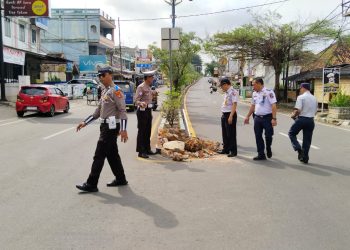 Tingkatkan Keselamatan dan Tertib Berlalu Lintas Sat Lantas Polres Lampura Cek Rambu-Rambu Lalu Lintas 