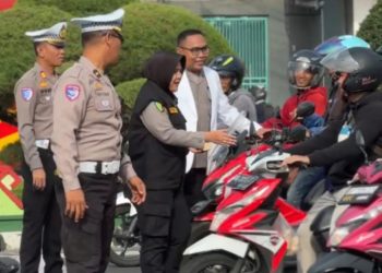 Polda Lampung Bagikan Suplemen Vitamin untuk Pengendara di Bundaran Tugu Adipura