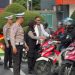 Polda Lampung Bagikan Suplemen Vitamin untuk Pengendara di Bundaran Tugu Adipura