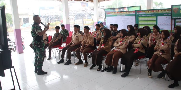 Komandan SSK Satgas TMMD ke 123 Kodim 0412/LU Lettu Inf Sugiono Sosialisasikan Masuk TNI dihadapan Murid SMA N01 Abung Tengah