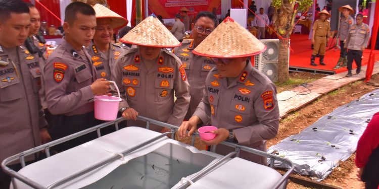 Kapolda Lampung Bersama Pengurus Bhayangkari Daerah lampung Luncurkan Program Pekarangan Pangan Lestari di SPN Polda 