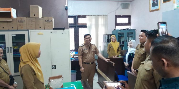 Hari Pertama Ngantor, Rafieq Cek Kerja Pegawai