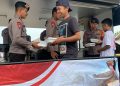Satbrimob Polda Lampung Bagi-bagi Ribuan Porsi Makanan ke Masyarakat Terdampak Banjir