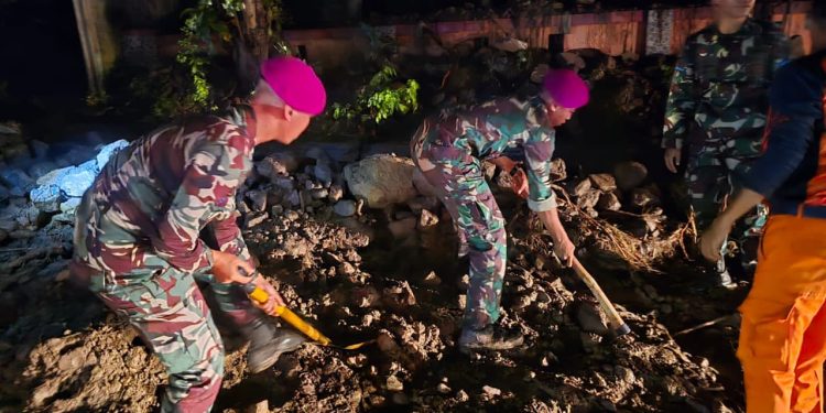 “AKSI CEPAT TANGGAP, PLETON SIAGA BENCANA ALAM PRAJURIT YONIF 7 MARINIR/AJABRA”