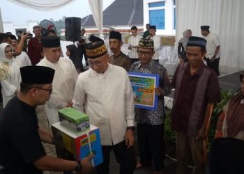 Safari Ramadan di Pesawaran, Gubernur Mirza Serahkan Bantuan Paket Sembako, UEP, dan Kursi Roda