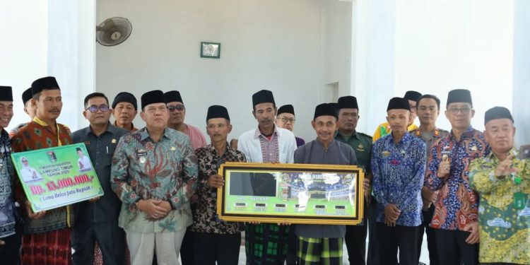 Wabup Lamtim Beri Bantuan dan Santunan Ke Masyarakat