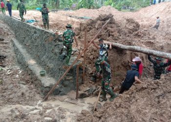 Semangat Juang TMMD bersama Warga Subik Terus terjalin ditengah Situasi Hujan Deras