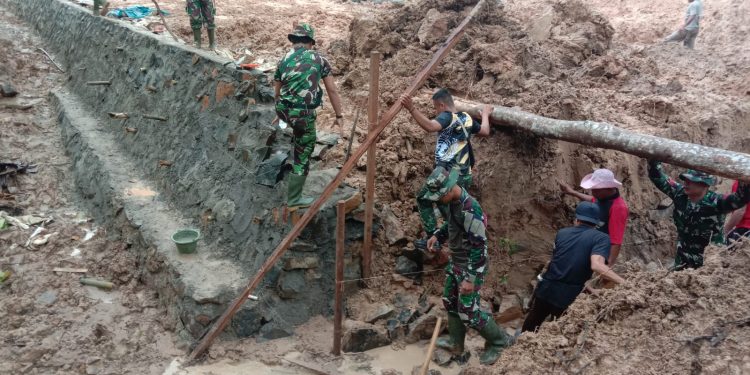 Semangat Juang TMMD bersama Warga Subik Terus terjalin ditengah Situasi Hujan Deras