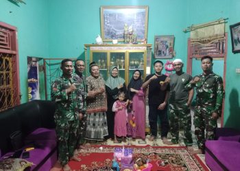 Berbagi itu Indah, anggota satgas TMMD berbuka puasa dikediaman Bapak Gunadi Desa Subik