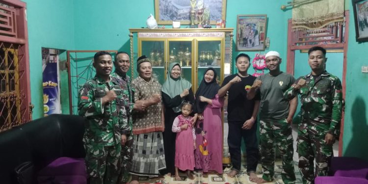 Berbagi itu Indah, anggota satgas TMMD berbuka puasa dikediaman Bapak Gunadi Desa Subik