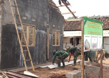 Sertu Jhonizar Ungkap Pemasangan Kuda- Kuda RTLH Almarhum Pak Trimo dulu Lapuk dan Rusak