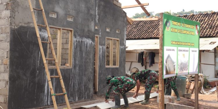 Sertu Jhonizar Ungkap Pemasangan Kuda- Kuda RTLH Almarhum Pak Trimo dulu Lapuk dan Rusak