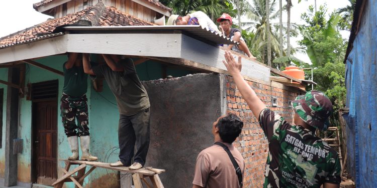 Sertu Heriansyah Angkat Bicara terkait Pemasangan Rangka Kayu TMMD ke 123 Kodim 0412/LU