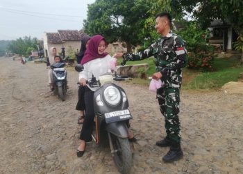 Secara Humanis Edukatif dan Inspiratif, TMMD Bersama Perangkat Desa Subik Bagi-Bagi Takjil