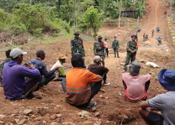 Dansatgas TMMD Ke- 123 Kodim 0412/LU Sosialisasi Rekrutmen TNI Kepada Warga “Masuk TNI Gratis Tanpa Biaya”