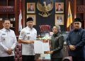 Gubernur Lampung menyerahkab Surat Pelaksana Tugas (Plt) Bupati Way Kanan kepada Ayu Asalasiyah