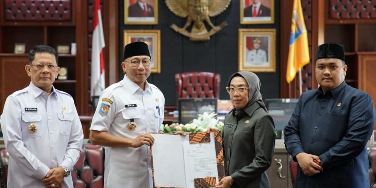 Gubernur Lampung menyerahkab Surat Pelaksana Tugas (Plt) Bupati Way Kanan kepada Ayu Asalasiyah