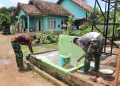Cuaca Terik Anggota Satgas TMMD Kodim 0412/LU terus Selesaikan Pengecatan