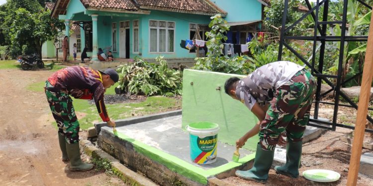 Cuaca Terik Anggota Satgas TMMD Kodim 0412/LU terus Selesaikan Pengecatan