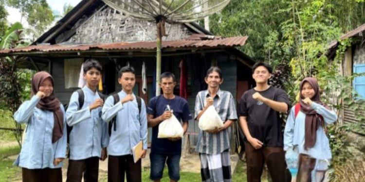 Ratusan Pelajar SMA Negri 1 Kota Agung Tanggamus, Bagikan Paket Sembako