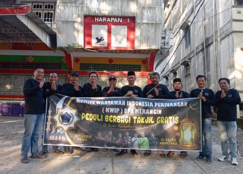 Manfaatkan Momen Ramadhan (KWIP) DPC Merangin Bagi-Bagi Takjil ke Pengguna Jalan