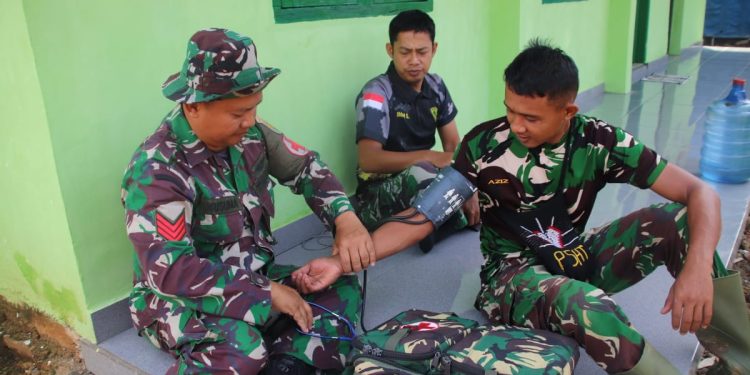 Tim Kesehatan TMMD Kodim 0412/LU berikan Pelayanan Kesehatan Terhadap Anggota Satgas dan Warga
