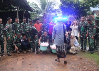 TMMD Ke-123 Kodim 0412/LU bersama Warga Dalam Membagikan Takjil