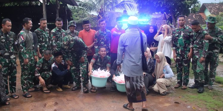 TMMD Ke-123 Kodim 0412/LU bersama Warga Dalam Membagikan Takjil