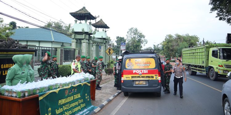 Wujud Sinergitas, Kodim 0412 dan Polres Bagikan Takjil Kepada Pengendara