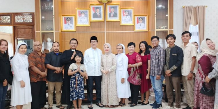 Hamartoni Ahadis dan Romli Menggelar Open House, Usai Sholat Ied