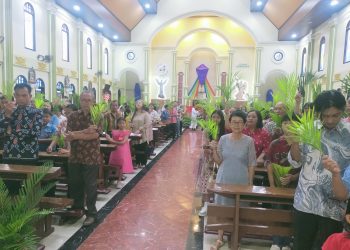 Peringati Minggu Palma, Umat Katolik Padati Gereja Kabar Gembira Kotabumi