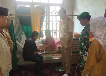 Subantoro Salurkan BLT-DD Secara Door to Door