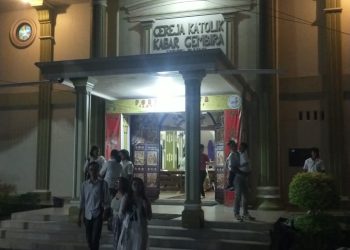 Peringati Kamis Putih, Umat Katolik Mengikuti Misa di Gereja Kabar Gembira Kotabumi