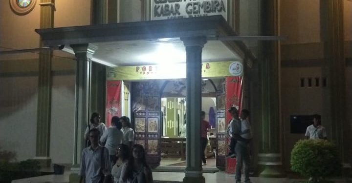 Peringati Kamis Putih, Umat Katolik Mengikuti Misa di Gereja Kabar Gembira Kotabumi
