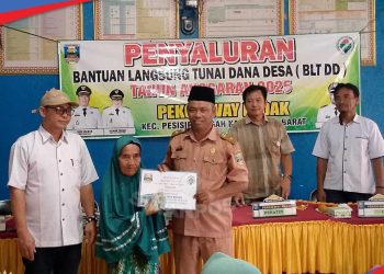 Peratin Way Redak Salurkan BLT-DD Tahap I