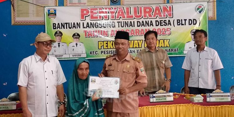 Peratin Way Redak Salurkan BLT-DD Tahap I