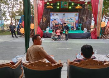 Wabup Pesibar Menutup Secara Resmi Pentas Seni dan Budaya