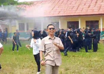 Saling Siram Air, Simbol Pelepasan Siswa/i SMPN1 Abung Timur