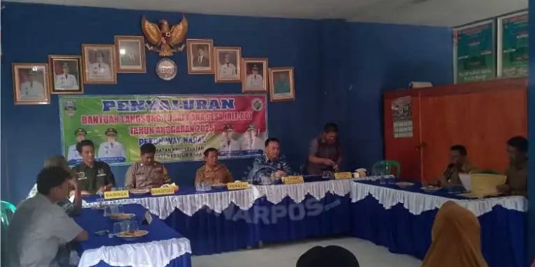 Peratin Pekon Way Napal Salurkan BLT-DD Kepada 17 KPM