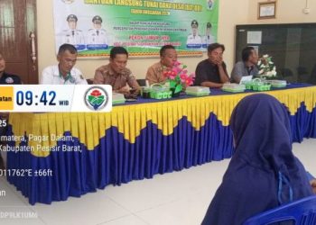 Rahmad, Peratin Pekon Sumur Jaya Salurkan BLT-DD Tahap 1 Tahun 2025