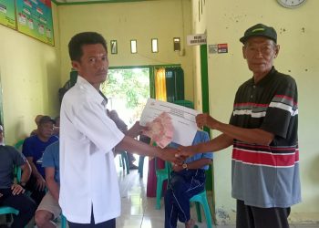 Hartoni Salurkan BLT-DD Secara Simbolis Kepada Warganya