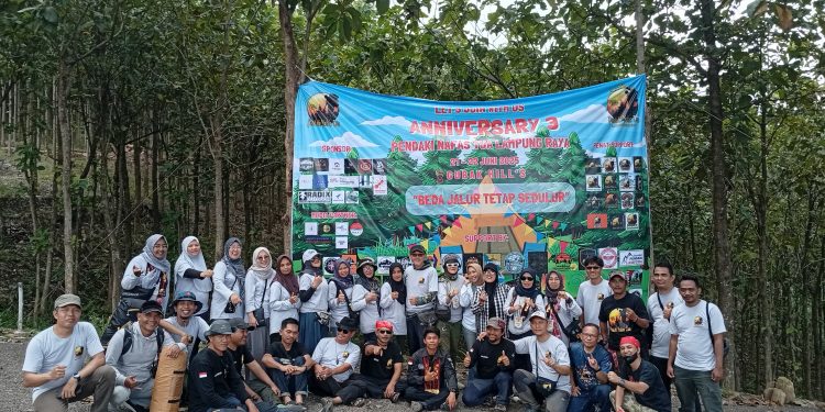 Potong Tumpeng Meriahkan Hari Jadi Ke-3 Pendaki Nafas Tua Lampung Raya