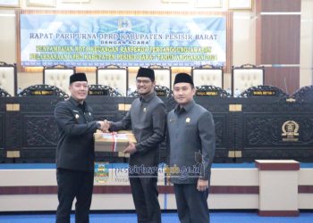 Bupati Pesibar Hadiri Rapat Paripurna, Bahas Soal RPJMD