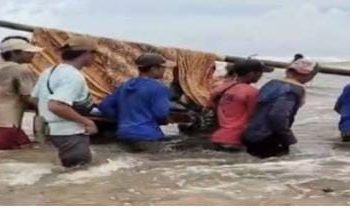 Karena Sakit, Peratin Peratin Pekon Bandar Dalam Harus Ditandu Menyeberangi Laut Untuk Mendapatkan Perawatan Medisi