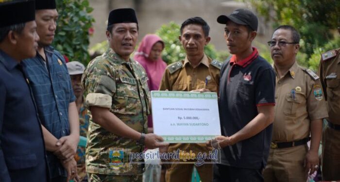 Bupati Pesibar Sambangi Korban Kebakaran