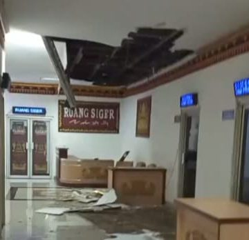 Atap Pemkab Lampung Utara Jebol Akibat Angin Puting Beliung